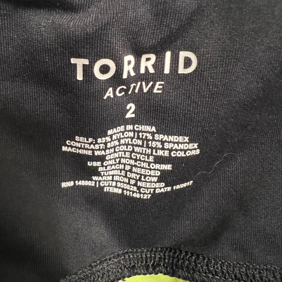 Torrid Size 2 NWOT Color blocked Black and Green Activewear Capri Leggings - Picture 4 of 9